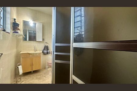 Casa à venda com 321m², 4 quartos e 4 vagas Casa à venda com 321m², 4 quartos e 4 vagasBanheiro