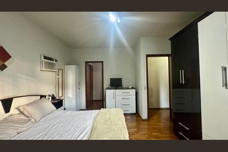 Casa à venda com 321m², 4 quartos e 4 vagas Casa à venda com 321m², 4 quartos e 4 vagasSuíte