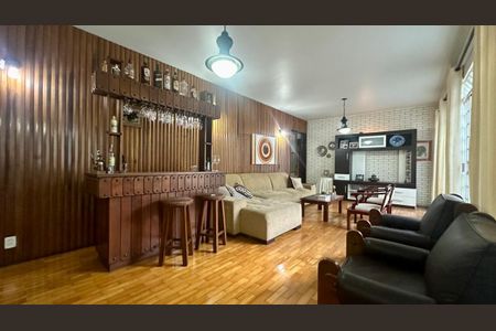 Casa à venda com 321m², 4 quartos e 4 vagas Casa à venda com 321m², 4 quartos e 4 vagasSala