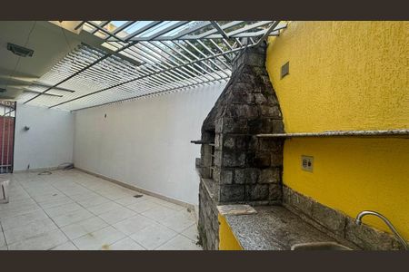 Casa à venda com 321m², 4 quartos e 4 vagas Casa à venda com 321m², 4 quartos e 4 vagasLateral da casa