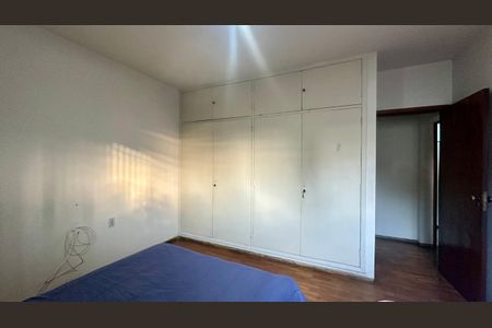 Casa à venda com 321m², 4 quartos e 4 vagas Casa à venda com 321m², 4 quartos e 4 vagasQuarto 2