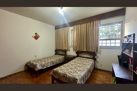 Casa à venda com 321m², 4 quartos e 4 vagas Casa à venda com 321m², 4 quartos e 4 vagasQuarto 1