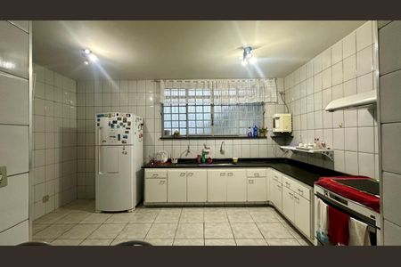 Casa à venda com 321m², 4 quartos e 4 vagas Casa à venda com 321m², 4 quartos e 4 vagasCozinha