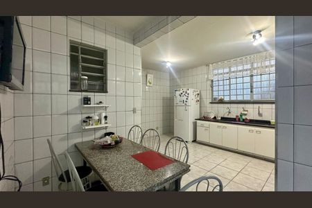 Casa à venda com 321m², 4 quartos e 4 vagas Casa à venda com 321m², 4 quartos e 4 vagasCozinha