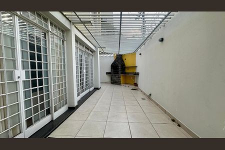 Casa à venda com 321m², 4 quartos e 4 vagas Casa à venda com 321m², 4 quartos e 4 vagasLateral da casa