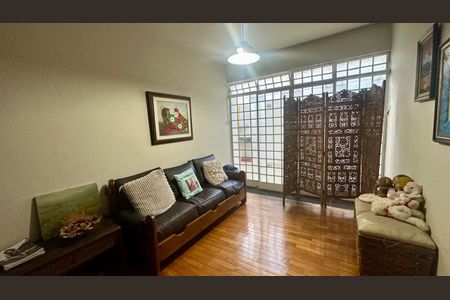 Casa à venda com 321m², 4 quartos e 4 vagas Casa à venda com 321m², 4 quartos e 4 vagasQuarto