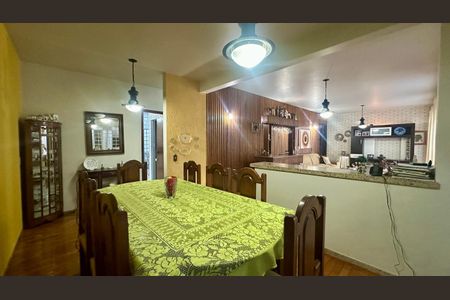 Casa à venda com 321m², 4 quartos e 4 vagas Casa à venda com 321m², 4 quartos e 4 vagasSala de jantar