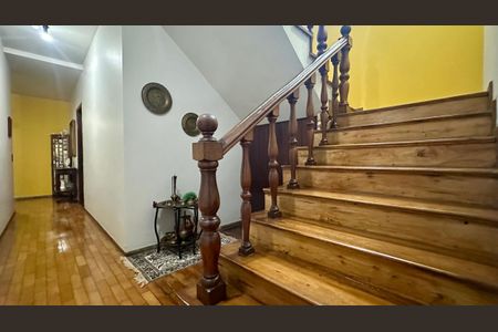 Casa à venda com 321m², 4 quartos e 4 vagas Casa à venda com 321m², 4 quartos e 4 vagasEscadas