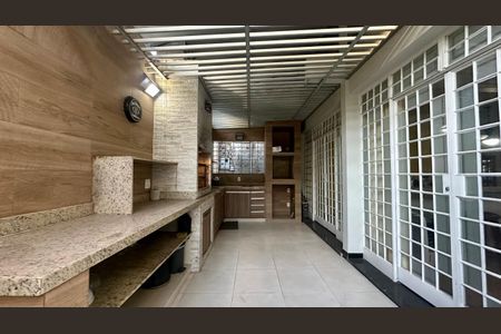 Casa à venda com 321m², 4 quartos e 4 vagas Casa à venda com 321m², 4 quartos e 4 vagasEspaço Gourmet