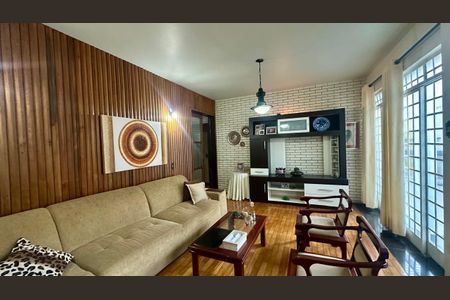 Casa à venda com 321m², 4 quartos e 4 vagas Casa à venda com 321m², 4 quartos e 4 vagasSala