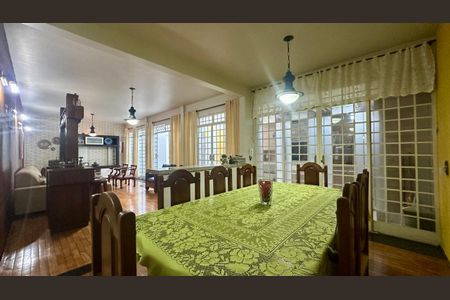 Casa à venda com 321m², 4 quartos e 4 vagas Casa à venda com 321m², 4 quartos e 4 vagasSala de jantar
