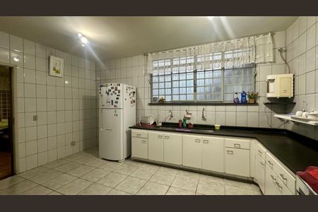 Casa à venda com 321m², 4 quartos e 4 vagas Casa à venda com 321m², 4 quartos e 4 vagasCozinha