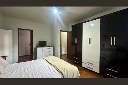 Casa à venda com 321m², 4 quartos e 4 vagas Casa à venda com 321m², 4 quartos e 4 vagasSuíte