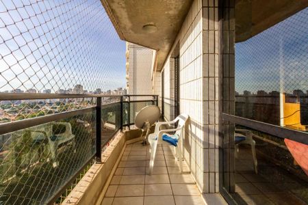 Apartamento à venda com 135m², 4 quartos e 2 vagas Apartamento à venda com 135m², 4 quartos e 2 vagasVaranda