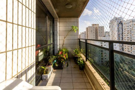 Apartamento à venda com 135m², 4 quartos e 2 vagas Apartamento à venda com 135m², 4 quartos e 2 vagasVaranda