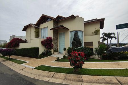 Casa de condomínio à venda com 384m², 4 quartos e 4 vagas Casa de condomínio à venda com 384m², 4 quartos e 4 vagasFachada