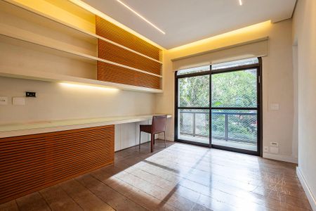 Apartamento à venda com 290m², 3 quartos e 5 vagas Apartamento à venda com 290m², 3 quartos e 5 vagasEscritório