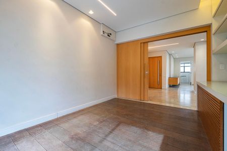 Apartamento à venda com 290m², 3 quartos e 5 vagas Apartamento à venda com 290m², 3 quartos e 5 vagasEscritório