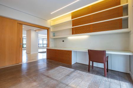 Apartamento à venda com 290m², 3 quartos e 5 vagas Apartamento à venda com 290m², 3 quartos e 5 vagasEscritório