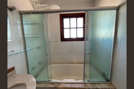 Casa de condomínio à venda com 137m², 4 quartos e 5 vagasBanheiro 1