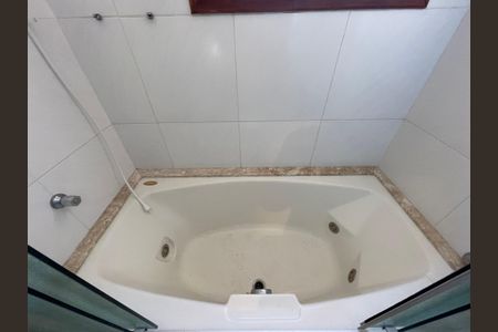 Casa de condomínio à venda com 137m², 4 quartos e 5 vagasBanheiro 1