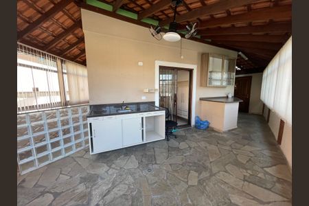 Casa de condomínio à venda com 137m², 4 quartos e 5 vagasEntrada