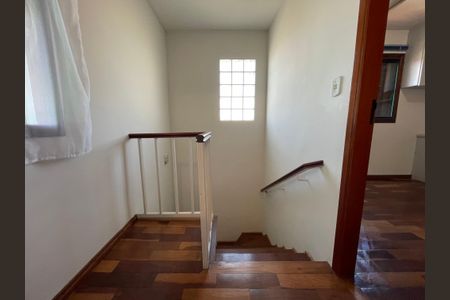 Casa de condomínio à venda com 137m², 4 quartos e 5 vagasEscada