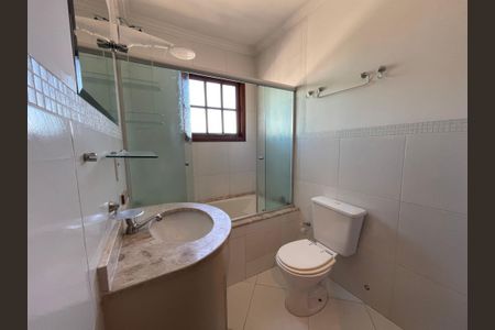 Casa de condomínio à venda com 137m², 4 quartos e 5 vagasBanheiro 1