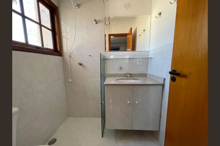 Casa de condomínio à venda com 137m², 4 quartos e 5 vagasBanheiro 3