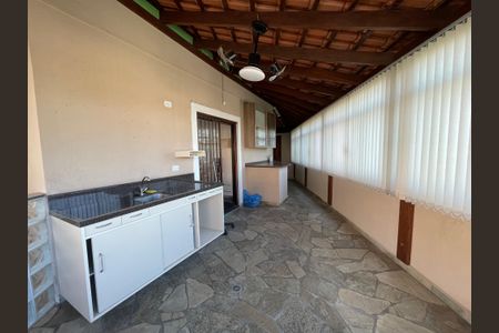 Casa de condomínio à venda com 137m², 4 quartos e 5 vagasEntrada