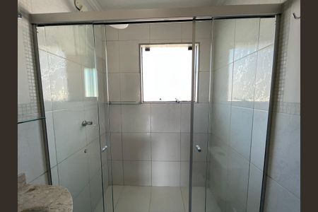 Casa de condomínio à venda com 137m², 4 quartos e 5 vagasBanheiro 4