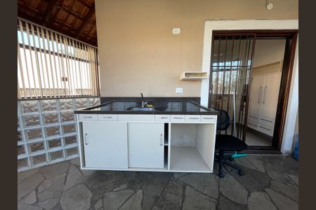 Casa de condomínio à venda com 137m², 4 quartos e 5 vagasEntrada