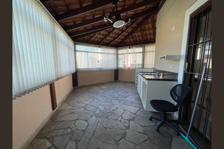 Casa de condomínio à venda com 137m², 4 quartos e 5 vagasEntrada