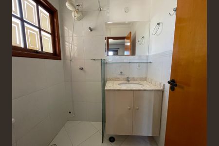 Casa de condomínio à venda com 137m², 4 quartos e 5 vagasBanheiro 2