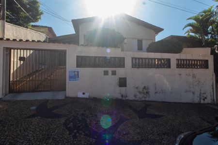 Casa à venda com 165m², 3 quartos e 3 vagas Casa à venda com 165m², 3 quartos e 3 vagasFachada