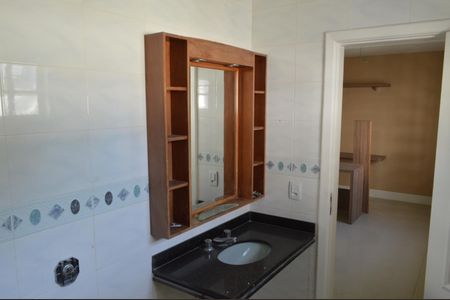 Casa de condomínio para alugar com 362m², 5 quartos e 5 vagas Casa de condomínio para alugar com 362m², 5 quartos e 5 vagasBanheiro da Suíte 2