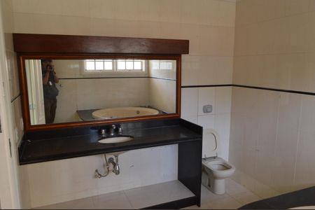 Casa de condomínio para alugar com 362m², 5 quartos e 5 vagas Casa de condomínio para alugar com 362m², 5 quartos e 5 vagasBanheiro da Suíte 3