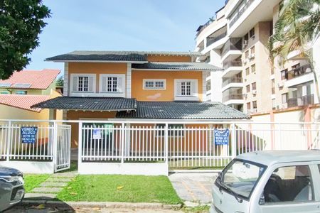 Casa de condomínio para alugar com 362m², 5 quartos e 5 vagas Casa de condomínio para alugar com 362m², 5 quartos e 5 vagasFachada