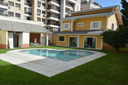 Casa de condomínio para alugar com 362m², 5 quartos e 5 vagas Casa de condomínio para alugar com 362m², 5 quartos e 5 vagasPiscina