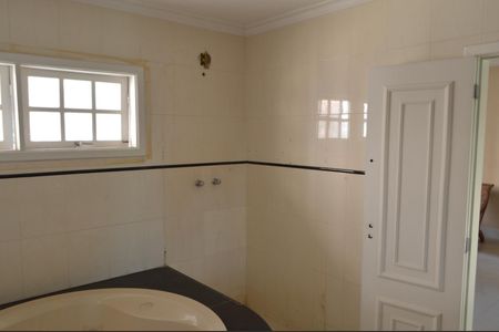 Casa de condomínio para alugar com 362m², 5 quartos e 5 vagas Casa de condomínio para alugar com 362m², 5 quartos e 5 vagasBanheiro da Suíte 3