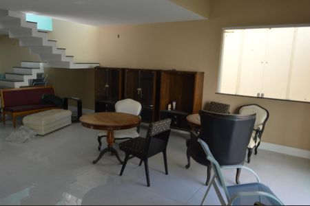 Casa de condomínio para alugar com 362m², 5 quartos e 5 vagas Casa de condomínio para alugar com 362m², 5 quartos e 5 vagasSala