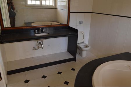 Casa de condomínio para alugar com 362m², 5 quartos e 5 vagas Casa de condomínio para alugar com 362m², 5 quartos e 5 vagasBanheiro da Suíte 3