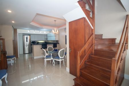 Casa à venda com 90m², 2 quartos e 2 vagas Casa à venda com 90m², 2 quartos e 2 vagasEscadas