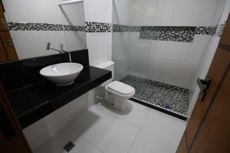 Casa à venda com 44m², 2 quartos e 2 vagas Banheiro da Suite