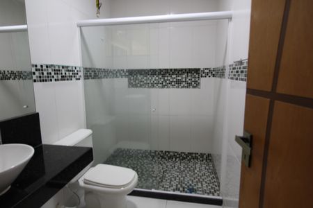 Casa à venda com 44m², 2 quartos e 2 vagas Banheiro da Suite