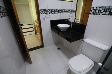 Casa à venda com 44m², 2 quartos e 2 vagas Banheiro da Suite