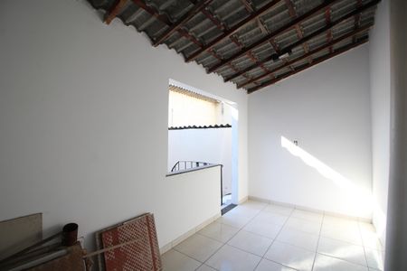Casa à venda com 44m², 2 quartos e 2 vagasQuarto de Serviço