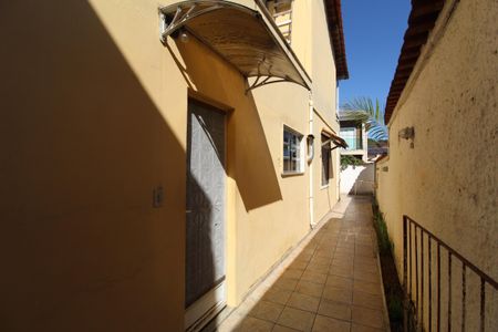 Casa de condomínio para alugar com 160m², 3 quartos e 2 vagasLateral da casa