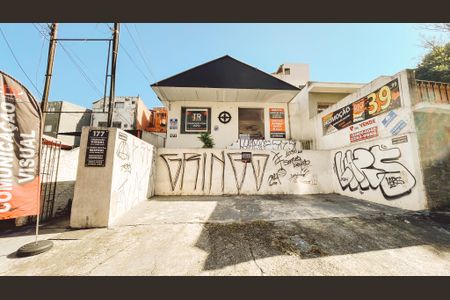 Casa à venda com 260m², 2 quartos e 3 vagasFachada