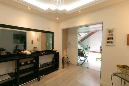 Casa à venda com 318m², 4 quartos e 3 vagas Casa à venda com 318m², 4 quartos e 3 vagasCorredor